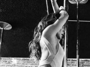 María León improvisa sensual Pole Dance