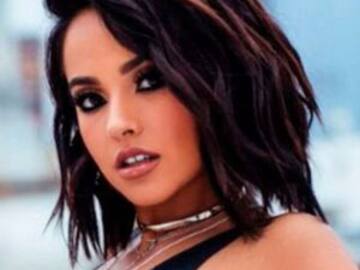 Becky G presume sus atributos con este vestido