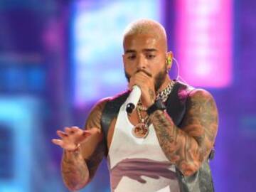 Maluma canta "El Triste" en homenaje a José José