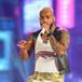 Maluma canta "El Triste" en homenaje a José José