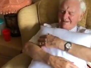 Abuelito recibe almohada con la cara de su difunta esposa para poder abrazarla