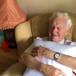 Abuelito recibe almohada con la cara de su difunta esposa para poder abrazarla
