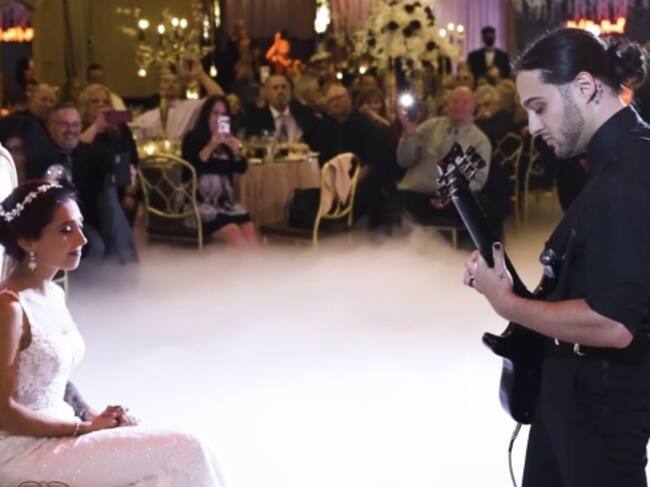 Novio metalero le dedica canción a su novia