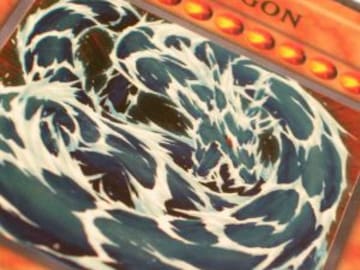 Vende cartas de colección para pagar el kínder de su hija