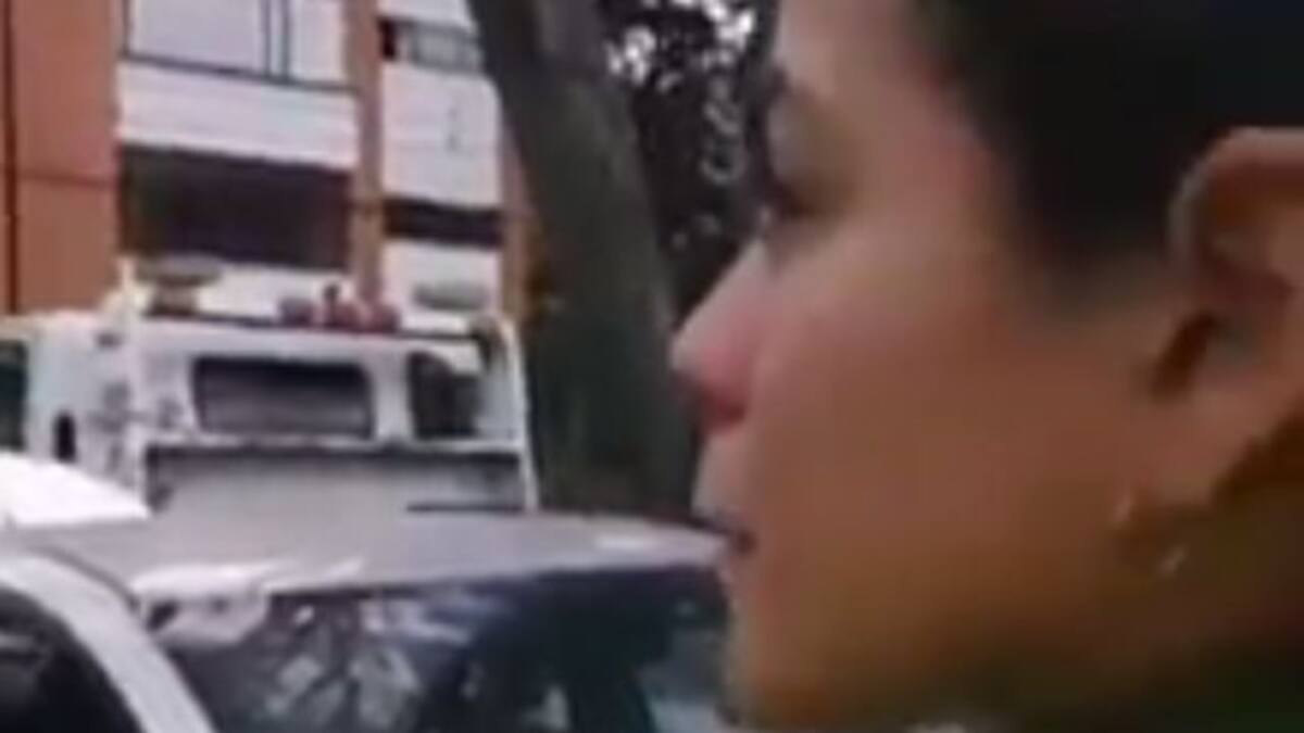 Graban a policía revelando intimidades