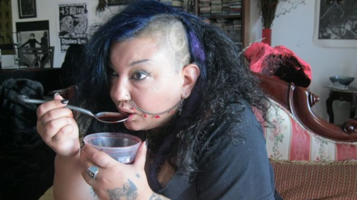 Esta mujer es adicta a la sangre