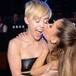 Ariana Grande y Miley Cyrus protagonizan emotivo momento