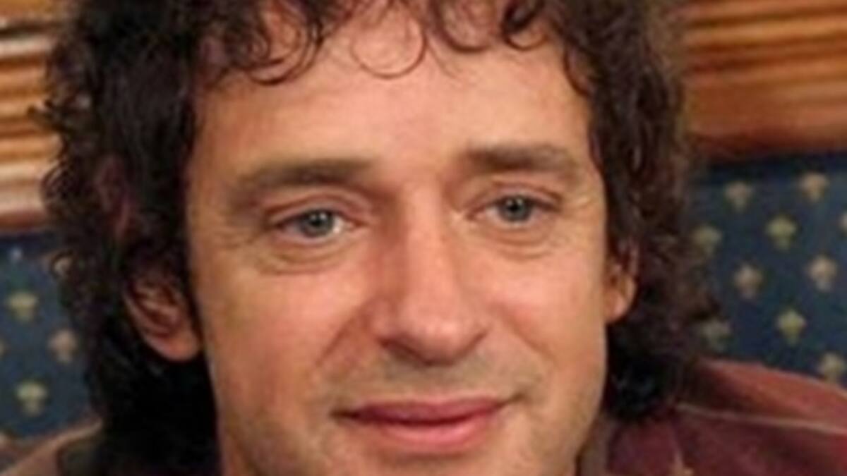 Gustavo Cerati mueve la manos
