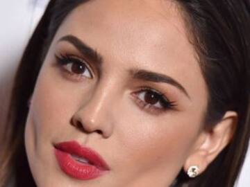 Eiza González presume pronunciado escote