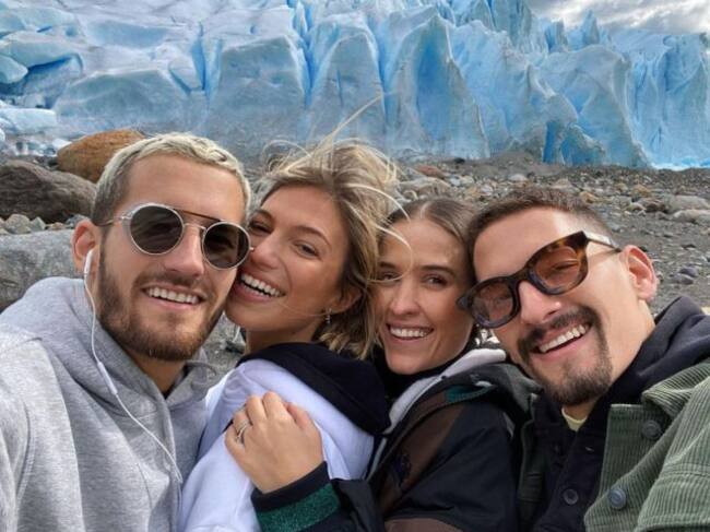 Mau Montaner está casado con Sara Escobar. Ricky Montaner se comprometió con Stef Roitmann