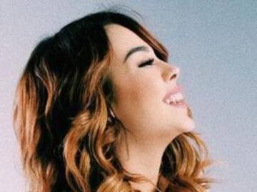 Danna Paola sorprende con escote
