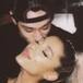 Ariana Grande presume anillo de compromiso en Disney