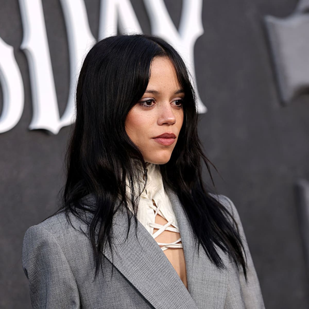 Jenna Ortega reaparece y un cambio en su apariencia desata comparaciones con Ariana Grande