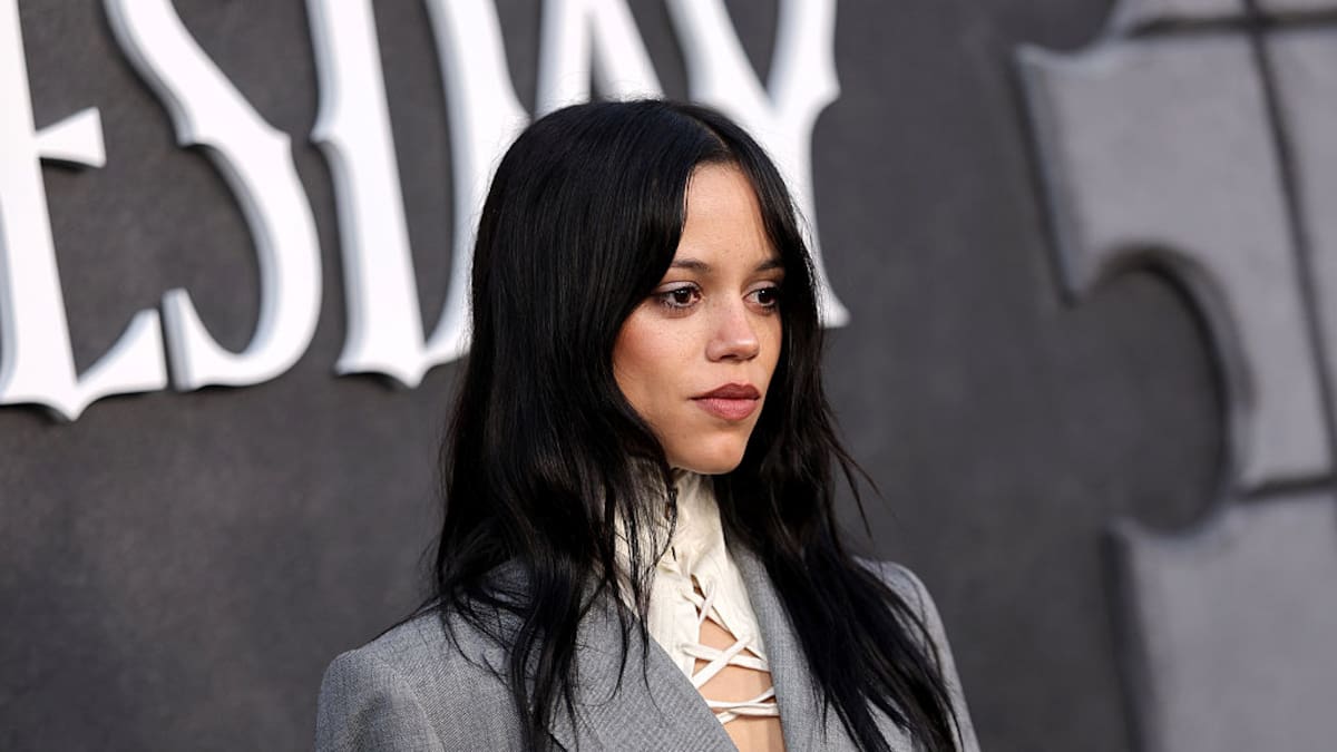 Jenna Ortega reaparece y un cambio en su apariencia desata comparaciones con Ariana Grande