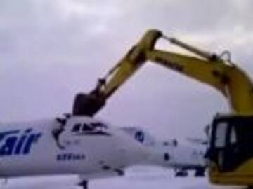 Destroza un avión tras ser despedido