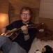 Ed Sheeran apoya a niños con cáncer desde la cama