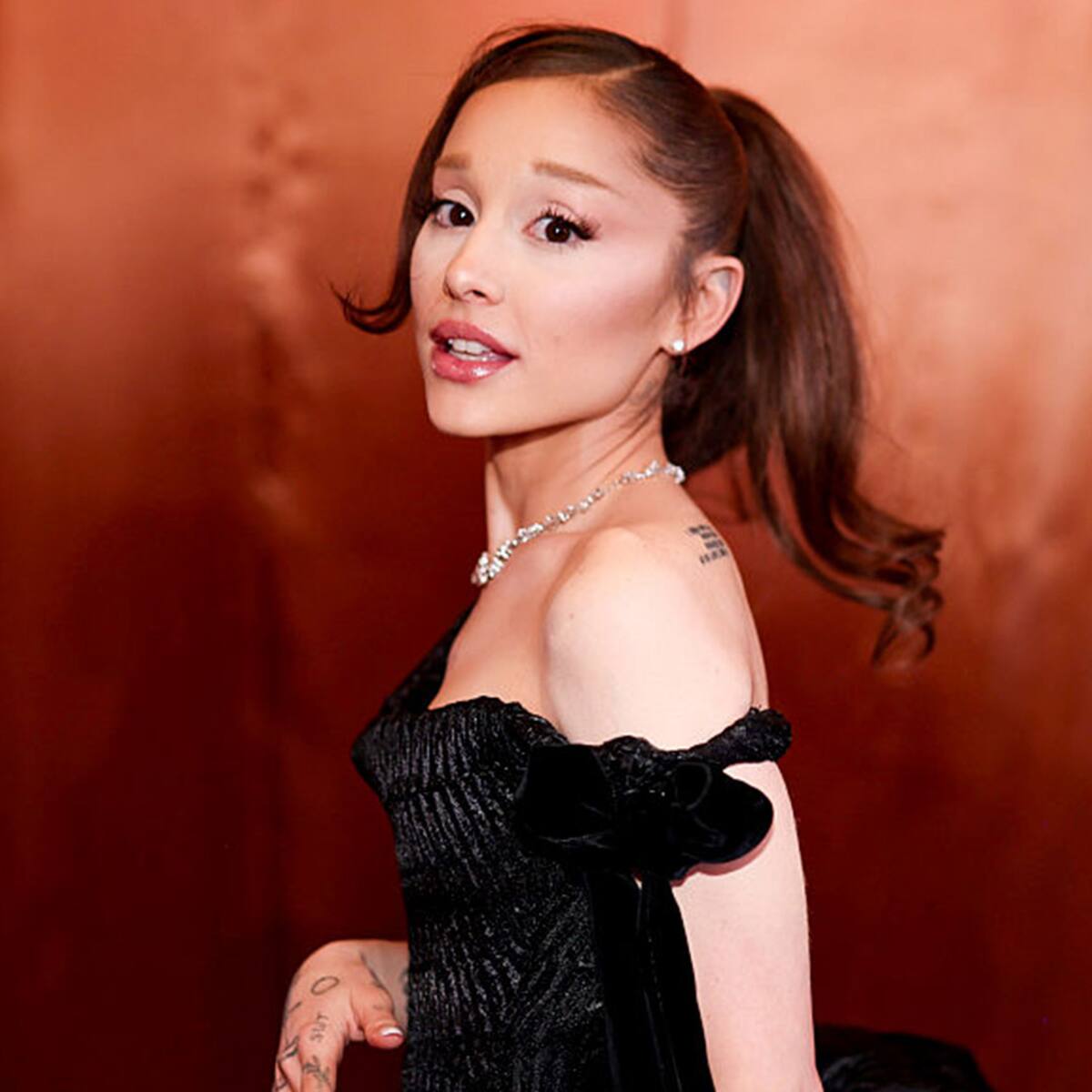 Ariana Grande se une al caos familiar en el primer avance de "Focker In-Law"