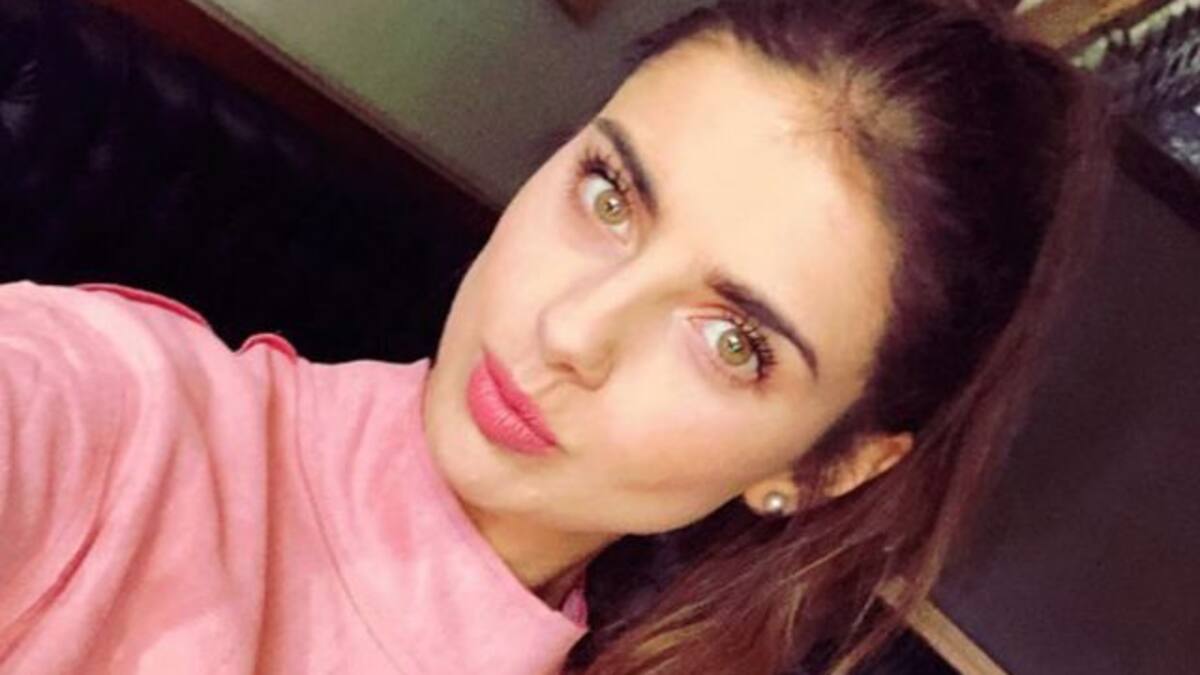Michelle Renaud hace sensual sesión de fotos en traje de baño