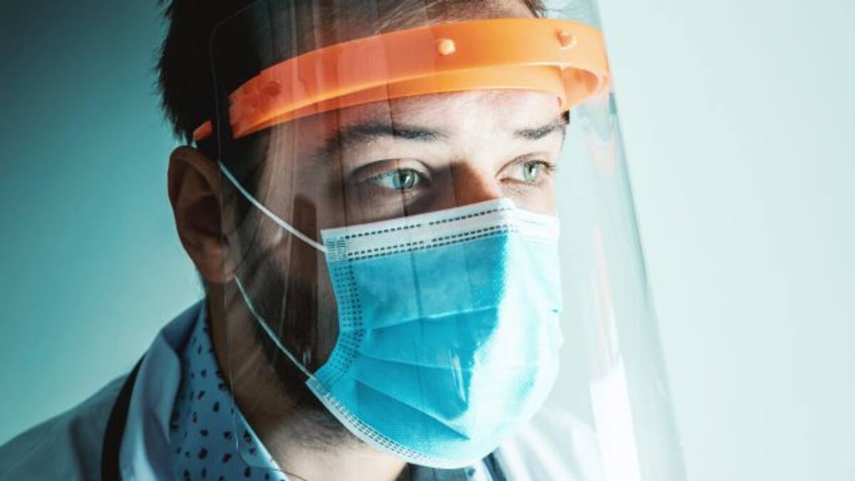 Médico abrazando a abuelito con Covid se viraliza