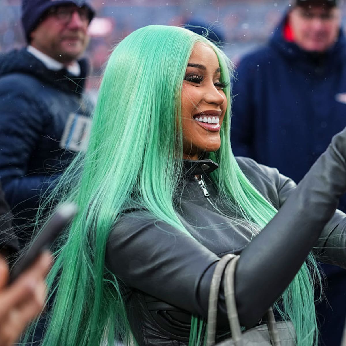 Cardi B se vuelve viral tras caer al suelo por bailarle a un robot