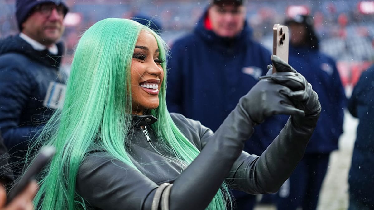 Cardi B se vuelve viral tras caer al suelo por bailarle a un robot