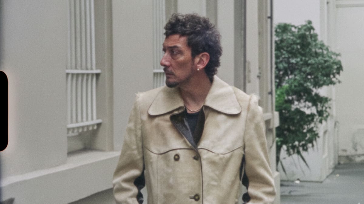 León Larregui estrena “Bruma”, una canción para quien nos amó más de lo que debería