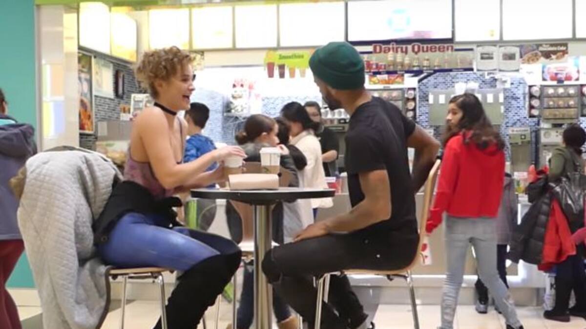 Mujer va a cita con únicamente body paint