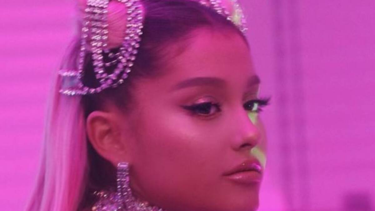 Ariana Grande es la burla de todos por tatuaje que le quedó mal