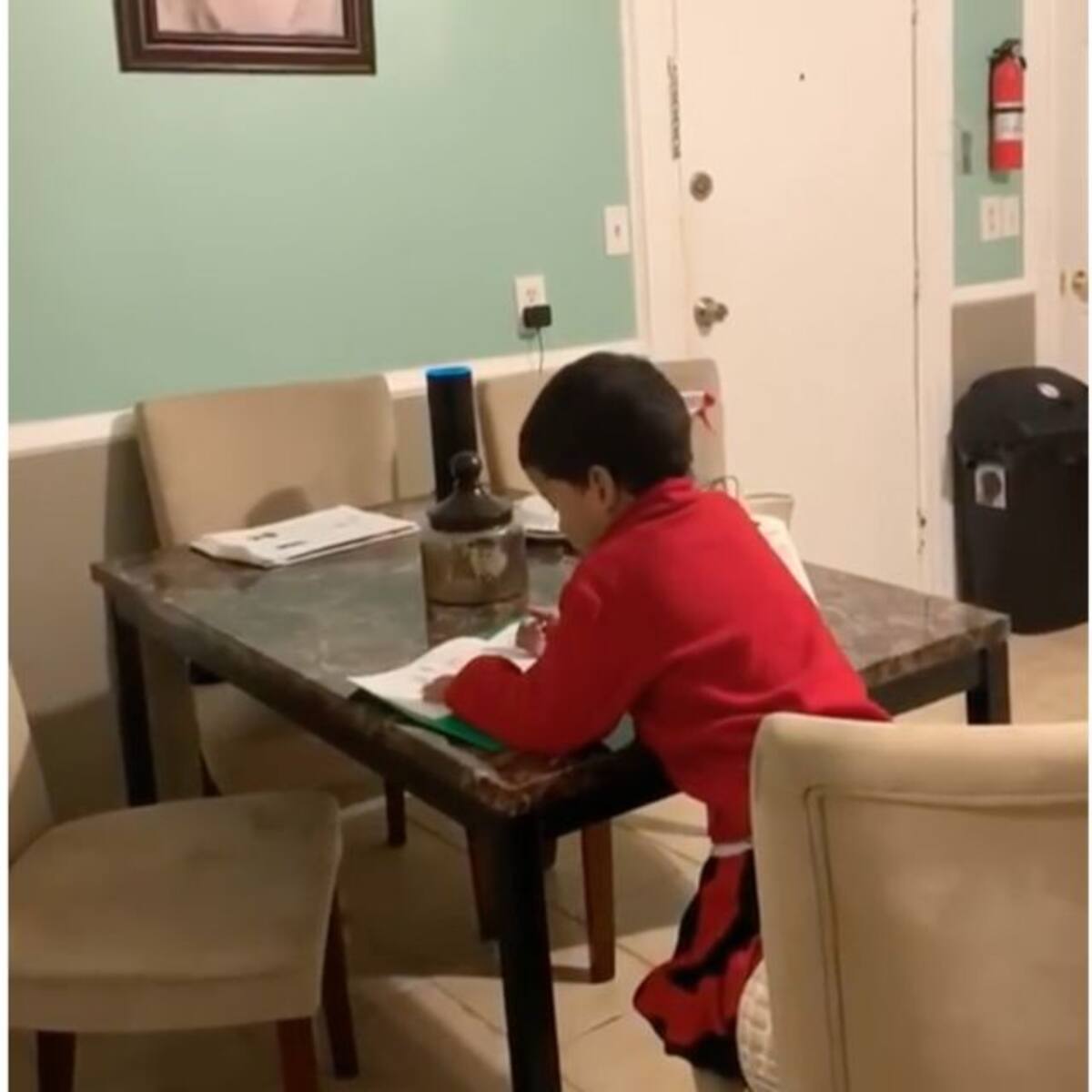 Pequeño hace su tarea con ayuda de 'Alexa'