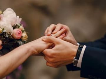 La verdadera razón de usar el anillo de bodas en el cuarto dedo