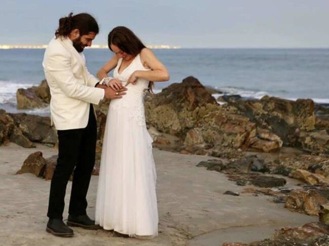 Novia diseña vestido para que su novio ciego pudiera sentirlo