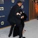 Selena Gomez sufre accidente en alfombra roja, preocupa a sus fans