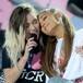 Ariana Grande y Miley Cyrus protagonizan emotivo momento