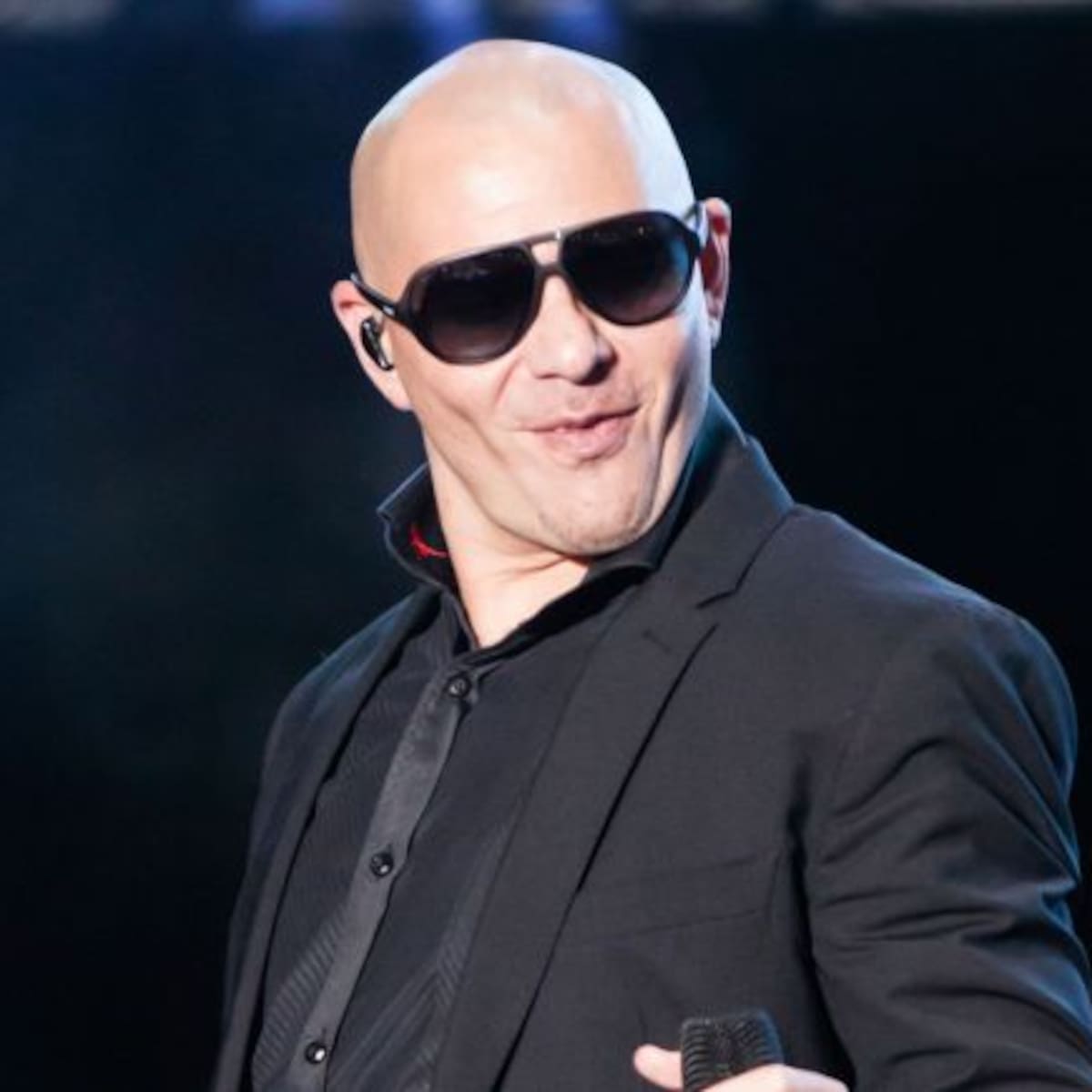 Pitbull lanza cover de famosa canción y no lo perdonan