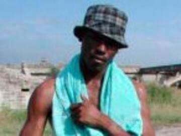 Negro de Whatsapp reaparece para tomarse selfies con sus fans