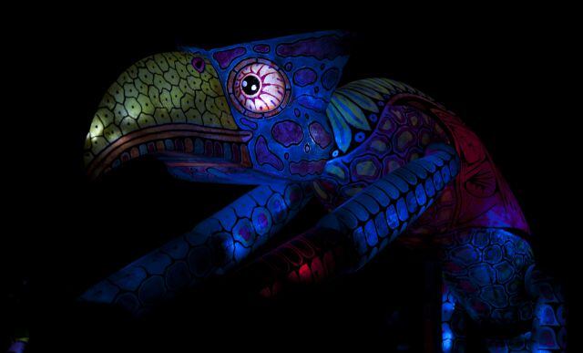 Alebrijes Iluminados en la Alameda Central de CDMX bajo la visión de Pedro Linares, el artista que creó a estos seres imaginarios