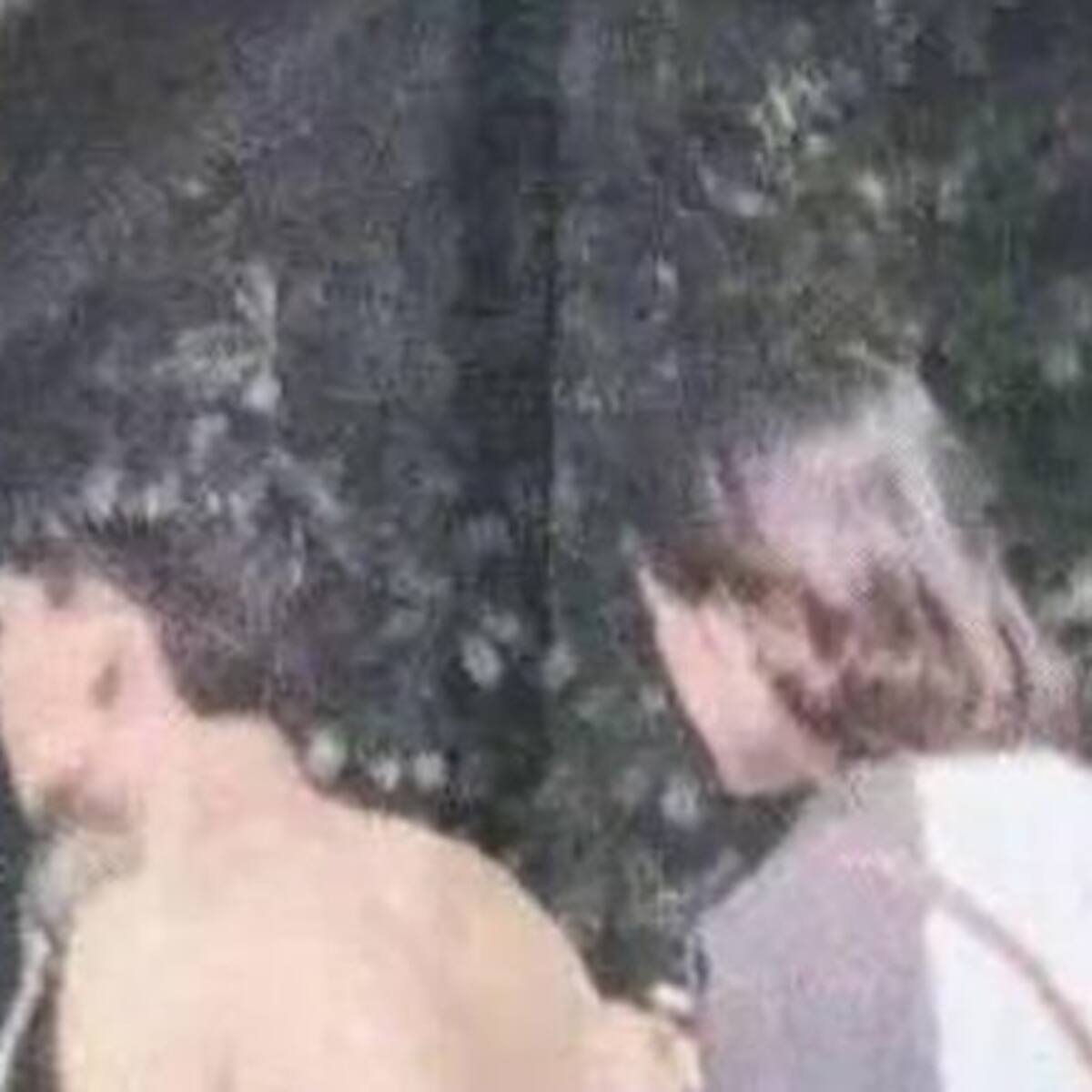 Hombre maneja... ¿desnudo?