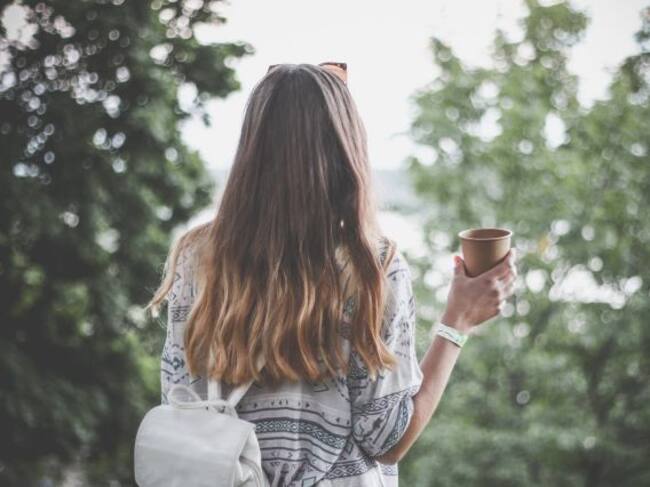 Las luces tenues endulzan el rostro