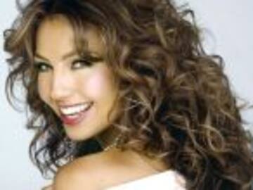 Thalía presume su espectacular figura con traje de baño