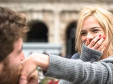 Qué significa cuando un hombre te besa la mano