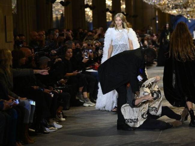 Elementos de seguridad sacaron a la fuerza a activista en pasarela de Louis Vuitton