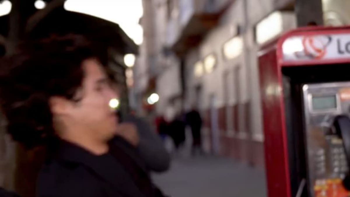 La historia detrás del chico que pegó su cabeza con una cabina telefónica