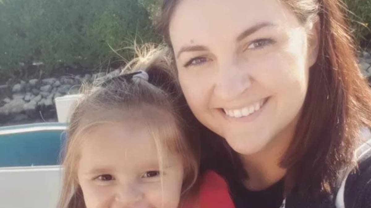 Le presto el celular a su pequeña hija quien por error envió sus fotos íntimas