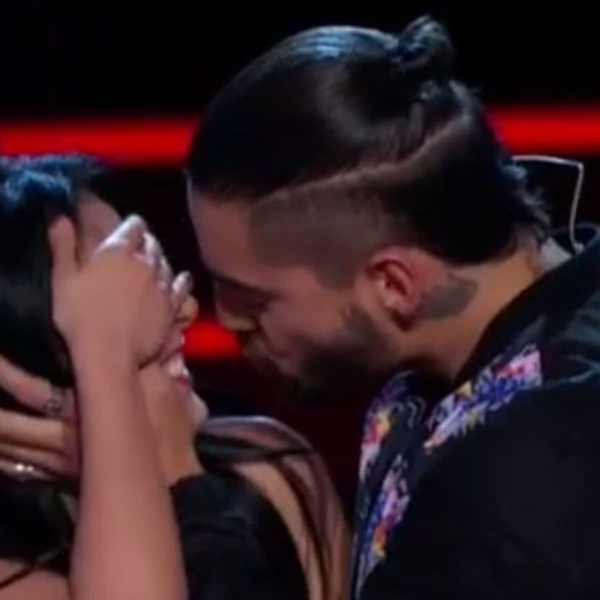 Maluma besa en la boca a concursante de "La Voz"