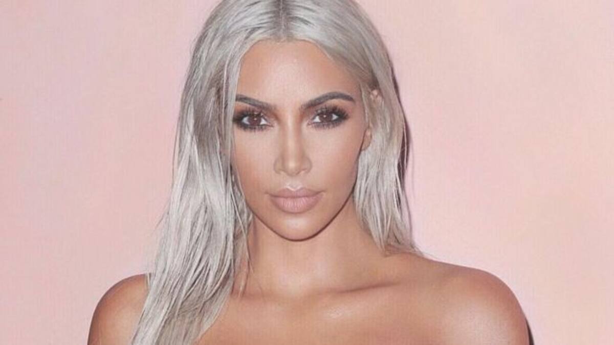 Kim Kardashian sale a la calle únicamente con medias transparentes
