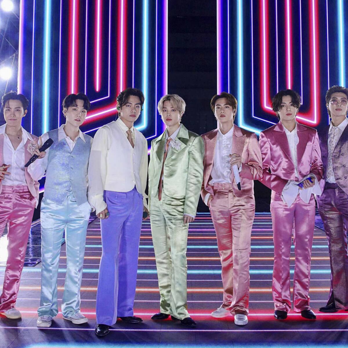 ¡Confirmado! El genio detrás del Halftime Show de Bad Bunny toma el mando del regreso de BTS