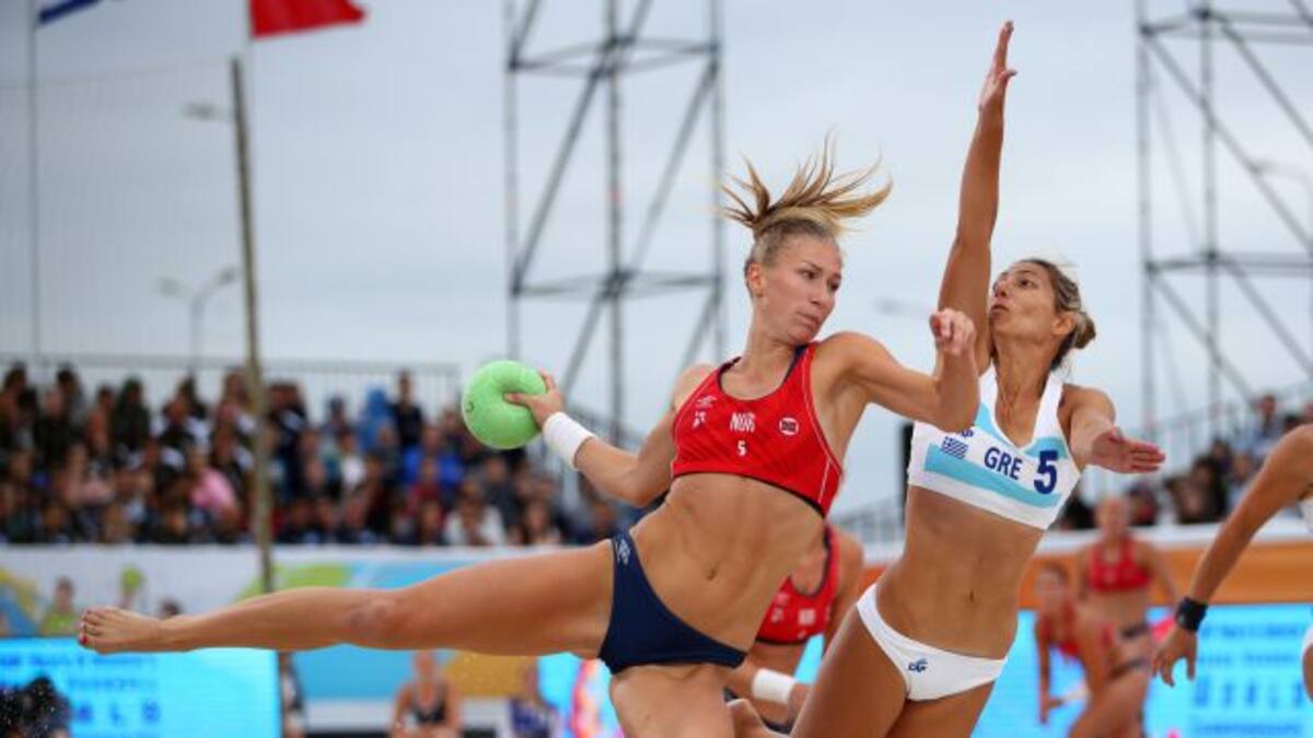 Multan a selección femenil de balonmano por negarse a usar bikini como uniforme