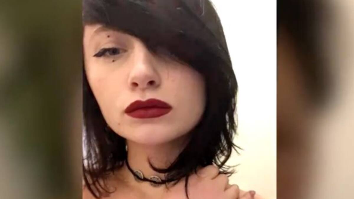 Se pintó el cabello y su rostro terminó deformado