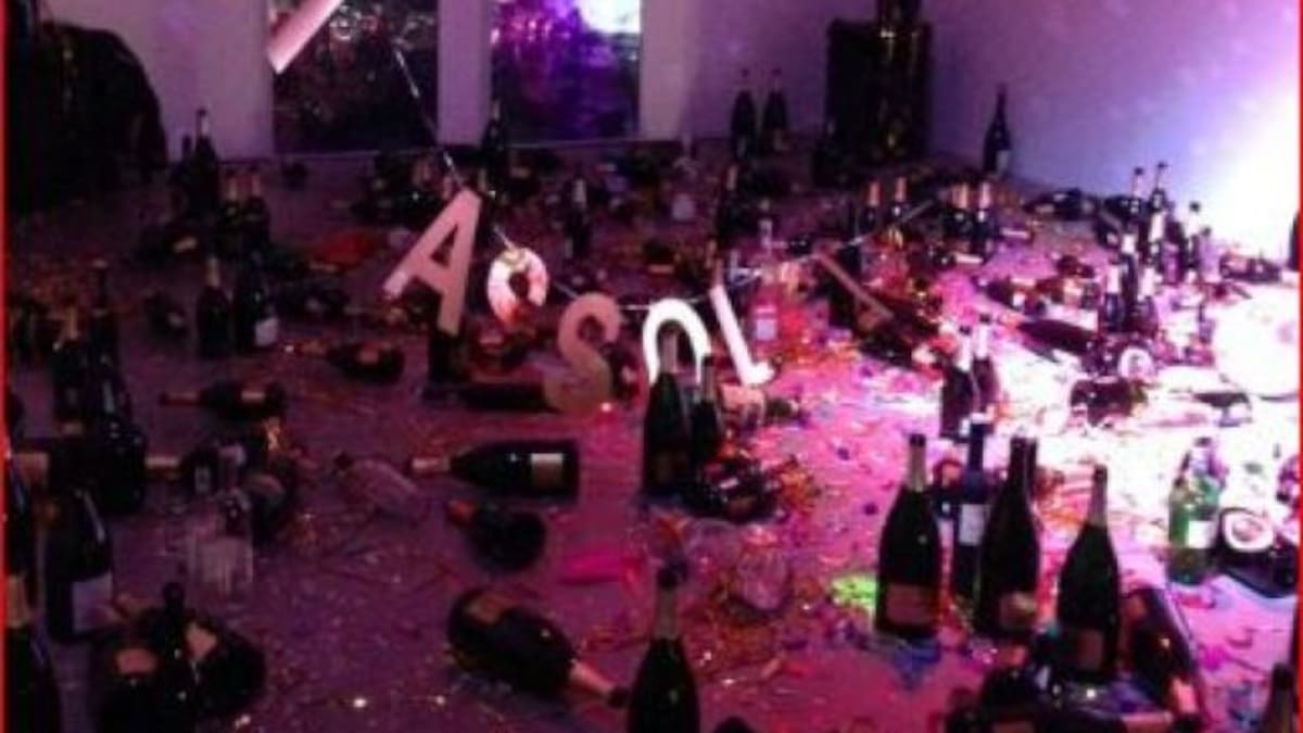 Señora de limpieza confunde obra de arte con basura