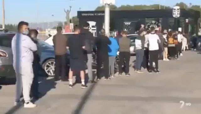 La abuelita llevaba mucho tiempo formada, esperando por su vacuna